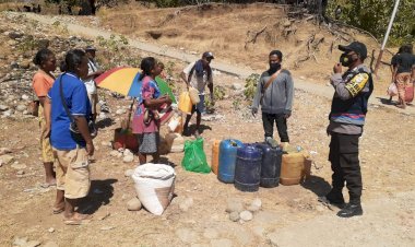 Personil-Jajaran-Polda-NTT-Berhasil-Amankan-237-Liter-Sopi-Siap-Edar-di-Bakuin