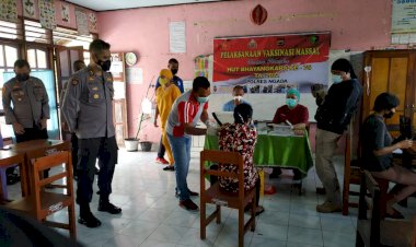 Kapolres-Ngada-Pantau-Langsung-Vaksinasi-Masal