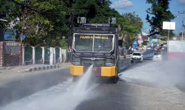 Cegah-Meningkatnya-Covid-19,-Polres-Kupang-Kota-Gunakan-Mobil-Water-Canon-Semprot-Disinfektan