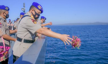 Peringati-Hari-Bhayangkara-yang-ke-75,-Kapolda-NTT-Pimpin-Upacara-Tabur-Bunga-di-Laut