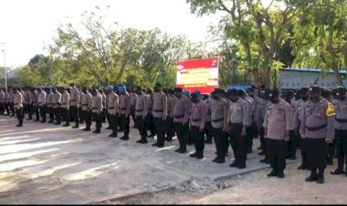 Siap-Amankan-PSU-di-Sabu-Raijua,-Personil-Gabungan-Polda-NTT-Laksanakan-Apel-Gelar-Pasukan