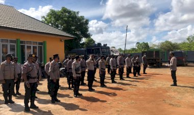 Polda-NTT--Kawal-Logistik-PSU-Pilkada-Sabu-Raijua-Ke-Kecamatan-Sabu-Barat