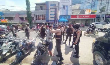 Gelar-Patroli,-Personel-Ditsamapta-Polda-NTT-Bagikan-Masker-dan-Imbau-Masyarakat-Patuhi-Prokes