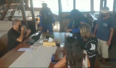 Tidak-Gunakan-Masker,-WNA-Asal-Italia-Diberi-Teguran-oleh-Personil-Ditpolair-Polda-NTT