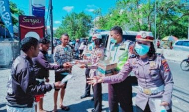 Dorong-Kesadaran-Bermasker,-Subditkamsel-Ditlantas-Polda-NTT-Bagikan-Masker-Kepada-Masyarakat
