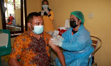 Bangun-Herd-Immunity,-Biddokkes-Polda-NTT-Gelar-Vaksinasi-Covid-19-Untuk-Warga