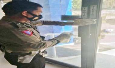 Cegah-Penyebaran-Covid-19,-Seksi-BPKB-Subditregident-Ditlantas-Polda-NTT-Lakukan-Penyemprotan-Disinfektan-di-Ruang-Pelayanan