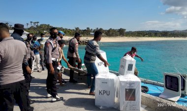 Gunakan-Kapal,-Polda-NTT-Kawal-Ketat-Logistik-Hasil-PSU-Sabu-Raijua-Dari-Pulau-Raijua-Ke-Kantor-KPU