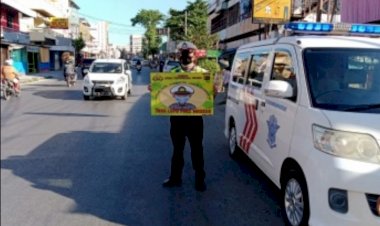Ditlantas-Polda-NTT-Sosialisasi-Penggunaan-Masker-kepada-Pengguna-Jalan-di-Kota-Kupang