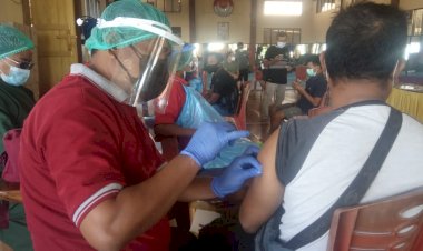 Bantu-Percepatan-Penanganan-Covid-19,-Biddokkes-Polda-NTT-Gelar-Vaksinasi-Massal-di-Kabupaten-dan-Kota-Kupang