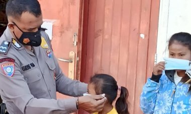 Sidak-Penerapan-Prokes-di-Pusat-Keramaian,-Personil-Ditbinmas-Polda-NTT-Beri-Imbauan-Kesadaran-dan-Bagikan-Masker