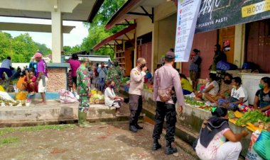 Putus-Mata-Rantai-Penyebaran-Covid-19,-Polsek-Alor-Timur-Laut-Laksanakan-Patroli-di-Pasar