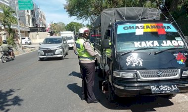 Dengan-Humanis-Personil-Ditlantas-Polda-NTT-Gugah-Pengendara-Taati-Prokes