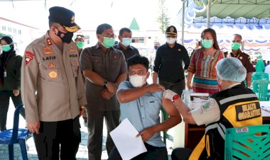 Pastikan-Berjalan-Dengan-Aman,-Kapolda-NTT-Tinjau-Pelaksanaan-Vaksinasi-Massal-di-Kejati-NTT