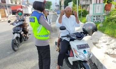 Sambil-Gatur-Lalin,-Personel-Satlantas-Polres-Ende-Ajak-Masyarakat-Disiplin-Patuhi-Protokol-Kesehatan