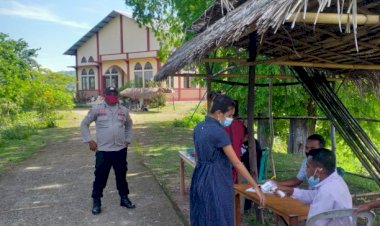 Amankan-Ibadah-Misa-Awal-Tahun-2021,-Polsek-Maurole-Sosialisasilkan-Prokes-di-Gereja