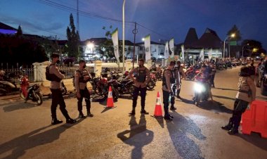 Personil-Ditsamapta-Polda-NTT-Ingatkan-Warga-Patuhi-5M-Saat-Vaksinasi-di-Kejati