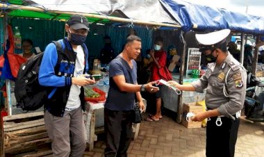 Sat-Lantas-Polres-Flotim-Bagi-Masker-Untuk-Pengguna-Jalan-Yang-Tidak-Menggunakan-Masker