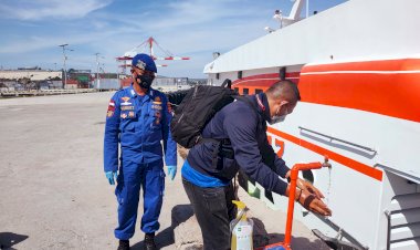 Penegakan-Prokes-Pencegahan-Penyebaran-Covid-19,-Ditpolairud-Polda-NTT-Imbau-Penumpang-Kapal-di-Pelabuhan-Tenao-Kupang-Patuhi-Prokes