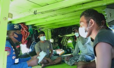 Ditpolair-Polda-NTT-Giatkan-Patroli-Dialogis,-Beri-Imbauan-Prokes-dan-Bagikan-Masker-Kepada-Awak-Kapal-di-Perairan-Waibalun