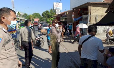 Untuk-Meminimalisir-Penyebaran-Covid-19-Dikalangan-Masyarakat,-Personel-Ditbinmas-Polda-NTT-Terus-Giatkan-Imbauan-Prokes
