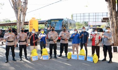 Secara-Humanis-Polri-Berikan-Bantuan-Sosial-ke-Masyarakat