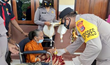 Kapolres-Kupang-Bangun-Dua-Unit-Rumah-Layak-Huni-Bagi-Lansia