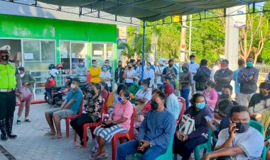 Pantau-Pelayanan-Vaksinasi,-Personil-Ditlantas-Polda-NTT-Beri-Imbauan-Prokes