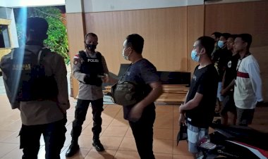 Sambangi-Penginapan-dan-Kos-kosan,-Personil-Ditsamapta-Polda-NTT-Disiplinkan-Prokes-5M
