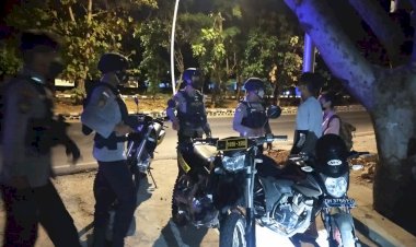 Cegah-Gangguan-Kamtibmas-dan-Kerumunan-di-Situasi-PPKM-skala-Mikro,-Personel-Ditsamapta-Polda-NTT-Giatkan-Patroli-di-Jam-Rawan