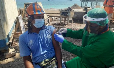 Rev@co-Biddokkes-Polda-NTT-Gelar-Pelayanan-Mobile-Vaksin-Bagi-Kuli-Bangunan