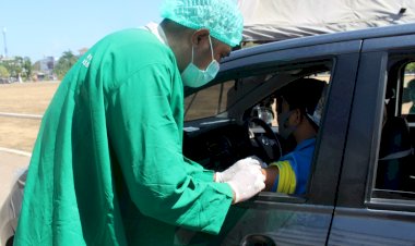Warga-Kota-Kupang-Antusias-Mengikuti-Vaksinasi-Drive-Thru-di-Polda-NTT