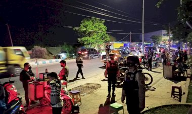 Dengan-Humanis-Personil-Ditsamapta-Polda-NTT-Bubarkan-Kerumunan-Warga-Yang-Sedang-Nongkrong