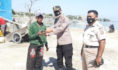 PPKM-Level-IV,-Personel-Ditbinmas-Polda-NTT-Secara-Humanis-Bagikan-Masker-dan-Imbauan-Prokes-Kepada-Masyarakat-Kota-Kupang