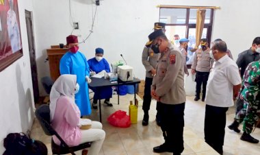 Melihat-Langsung-Penerapan-PPKM-Level-IV,-Kapolda-NTT-Tinjau-Pelaksanaan-Vaksinasi-Massal-di-Sumba-Timur