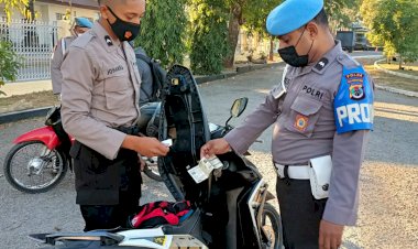 Tegakan-Disiplin-dari-Dalam,-Provost-Polda-NTT-Tertibkan-Kelengkapan-Anggota