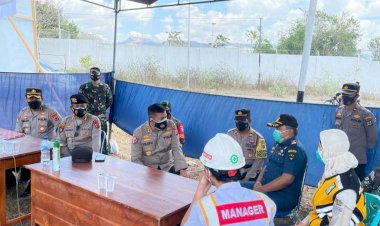 Cek-Penyekatan-PPKM-Level-IV-di-Pelabuhan-Nusantara-Waingapu,-Irwasda-Polda-NTT-Ingatkan-Personel-Tetap-Humanis