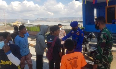 Personel-Ditpolairud-Polda-NTT-Lakukan-Penyekatan-di-Pelabuhan-Rakyat-Waingapu