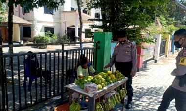 Menjaga-Disiplin-di-Masa-PPKM-level-IV,-Personel-Ditsamapta-Polda-NTT-Patroli-Sasar-Para-Pedagang-Buah-di-Kota-Kupang