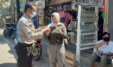 Putus-Rantai-Covid-19,-Ditbinmas-Polda-NTT-Gencar-beri-Masker-dan-Imbauan-Prokes-kepada-Masyarakat-Kota-Kupang