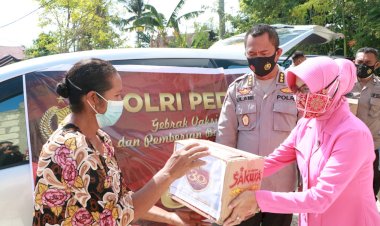 Peringati-30-Tahun-Pengabdian,-Alumni-AKPOL-91-Bhara-Daksa-Salurkan-Bantuan-Sosial-Kepada-Masyarakat-Terdampak-Covid-19-di-Kota-Kupang