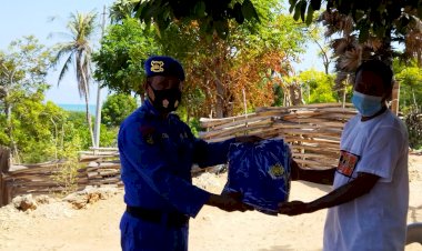 Giat-Polmas-di-Wilayah-Pesisir-Tasikona,-Personil-Ditpolair-Polda-NTT-Beri-Edukasi-Patuhi-Prokes-5M