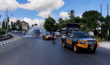 Tekan-Penyebaran-Covid-19-di-Masa-PPKM-Level-IV,-Polda-NTT-Kerahkan-Kendaraan-Taktis-Lakukan-Penyemprotan-Disinfektan-di-Kota-Kupang