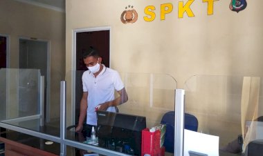 Cegah-Penyebaran-Covid-19,-SPKT-Polda-NTT-Lakukan-Penyemprotan-Disinfektan-di-Ruang-Pelayanan