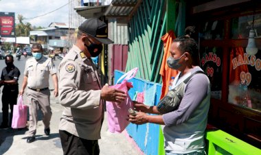 Wujud-Kepedulian,-Bidhumas-Polda-NTT-Salurkan-100-Paket-Sembako-Kepada-Masyarakat-Terdampak-Covid-19
