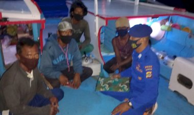 Personel-Ditpolairud-Polda-NTT-Gelar-Patroli-Cek-Kelengkapan-Kapal-Sekaligus-Imbau-Prokes