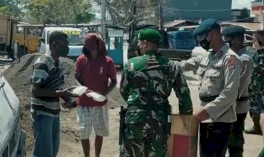 Wujud-Kepedulian,-Satbrimobda-NTT-dan-TNI-Salurkan-Makanan-Siap-Saji-Kepada-Masayarakat-Terdampak-Covid-19