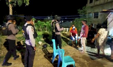 Secara-Humanis-Personil-Ditsamapta-Polda-NTT-Gugah-Para-Pemuda-yang-Sedang-Nongkrong-Patuhi-Prokes-5M
