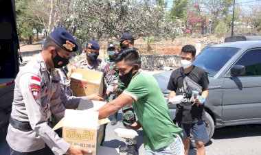 Satbrimobda-NTT-Bersama-TNI-dan-Relawan-Bagi-Bagi-Makanan-Siap-Santap-Kepada-Masyarakat-Kota-Kupang