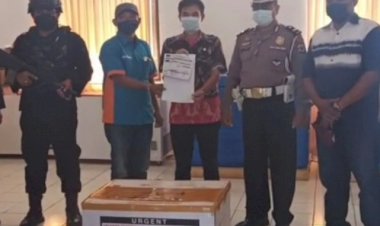 Penambahan-640-Vial-Vaksin-Jenis-Sinovac-tiba-di-Kupang,-Personil-Polda-NTT-Lakukan-Pengawalan-VVIP